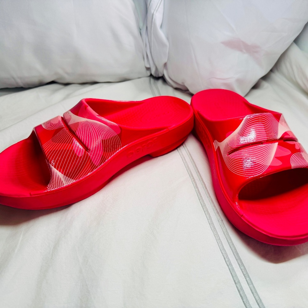 OOFOS OOAHH LIMITED SLIDE SANDAL - NEON BERRY BREEZE hot pink